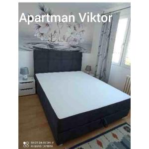 um quarto com uma cama num quarto em Apartman Viktor Sarajevo em Sarajevo