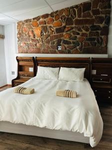 een slaapkamer met een bed met twee handdoeken erop bij Namgate Guesthouse in Grünau