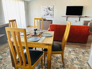 una sala da pranzo con tavolo e 4 sedie di Namgate Guesthouse a Grünau