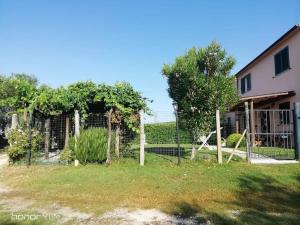 a fence in a yard next to a house at Agriturismo Val Molina in Casa Agresti