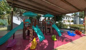 un parque infantil con toboganes y equipo de juegos en Ramada by Wyndham Porto Seguro Praia, en Porto Seguro