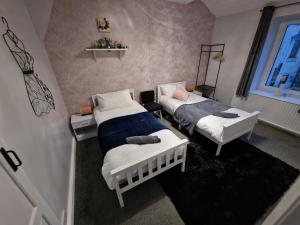 4 bed charming, Family-friendly cottage 1694 tesisinde bir odada yatak veya yataklar