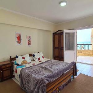 Ένα ή περισσότερα κρεβάτια σε δωμάτιο στο Hotel appartment sea view free wifi 3 bedrooms 2 full bathrooms 4th floor Bellevue village agami alexandria families are preferred available all year days with 5 heavy blankets