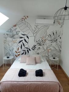 Un dormitorio con una cama con dos bolsas negras. en Gîte Auverg'Nature, en Espinasse