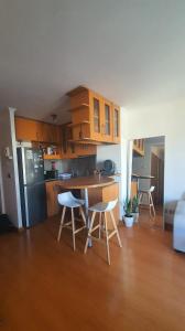 uma cozinha com mesa e cadeiras num quarto em Apartmento en providencia em Santiago