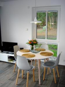 ein Esszimmer mit einem weißen Tisch und Stühlen in der Unterkunft Ferienhaus "Felix" in Korswandt