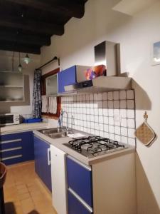 cocina con fregadero y fogones horno superior en Il Cortile del Castello, en Capena