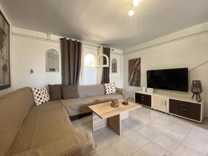 TV a/nebo společenská místnost v ubytování Spacius Garden flat ,1km from the beach , Sleeps 5 ,by likeyourhome