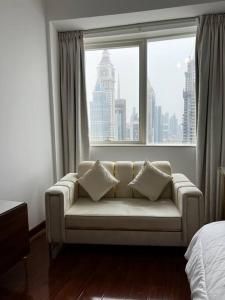 Ein Sitzbereich in der Unterkunft Experience Best of Dubai with our luxurious Room Unit