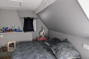 um quarto com uma cama num pequeno quarto em Norman house with jacuzzi em Touques