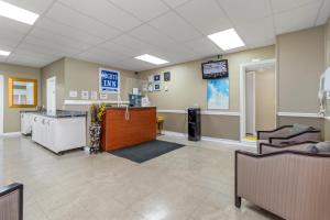 a waiting room at a hospital with a waiting desk at Nights Inn Owen Sound in Owen Sound