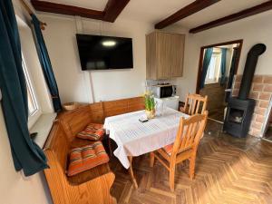 TV a/nebo společenská místnost v ubytování Chata v Bučinách