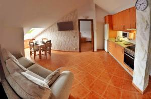 Il dispose d'une cuisine et d'un salon avec un canapé et une table. dans l'établissement Apartamento Río Gallo, à Cuntis