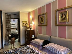 una camera con un letto e un cane di Vill'Ariel Sport & Relax a Brovello-Carpugnino