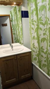 a bathroom with a sink and a shower curtain at Résidence BALCONS DU SOLEIL - 3 Pièces pour 6 Personnes 404 in Orcières