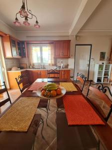una cocina con una mesa con un plato de fruta. en Filiatra Cosy House en Filiatra