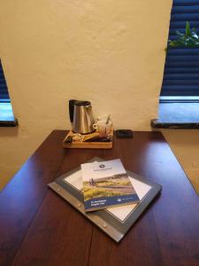uma mesa com um livro em cima de uma mesa em Erfgoedlogies Fort Liezele 