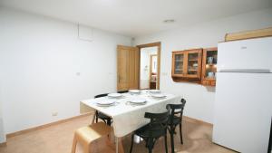 y cocina con mesa, sillas y nevera. en Apartamento de Castro 2º IZ, en Ponteceso