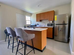 a kitchen with a counter and two bar stools at Paradise Heaven in RioNuoya