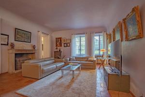 Χώρος καθιστικού στο Villa de 6 chambres avec piscine privee jacuzzi et jardin clos a Saint Remy de Provence