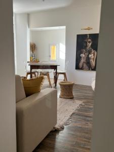 uma sala de estar com um sofá e uma mesa em L'AIR DU TEMPS, Superbe appartement, au coeur du Centre Historique de Grasse em Grasse