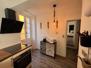 uma cozinha com um fogão e uma bancada em L'AIR DU TEMPS, Superbe appartement, au coeur du Centre Historique de Grasse em Grasse