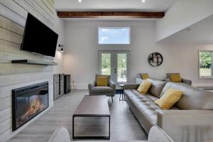 uma sala de estar com um sofá e uma lareira em Cottage Quebec - La Zeolite em Petite-Rivière-Saint-François