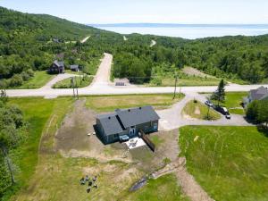 una vista aérea de una casa en un campo en Cottage Quebec - La Zeolite, en Petite-Rivière-Saint-François