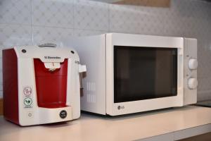a white microwave sitting on top of a counter at Sky & Vineyards - Melograno - in La Morra