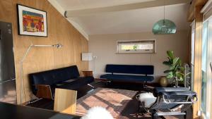 een woonkamer met een bank en een tafel bij Over Lake in Monnickendam