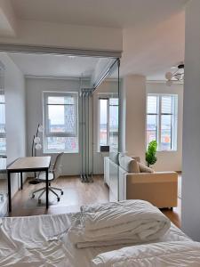 um quarto com uma cama, uma secretária e uma mesa em Upouusi luksusasunto! / Areena / Juna-asema /4hlö em Tampere