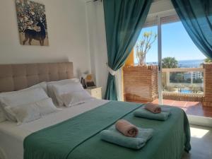 een slaapkamer met een bed met twee handdoeken erop bij Sunny Coast in Sitio de Calahonda