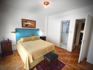 um quarto com uma cama com uma cabeceira azul em Exclusive Apartment in Recoleta BN4 by Apartments Bariloche em Buenos Aires