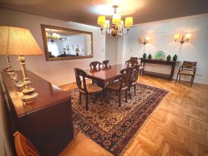 uma sala de jantar com uma mesa, cadeiras e um espelho em Exclusive Apartment in Recoleta BN4 by Apartments Bariloche em Buenos Aires