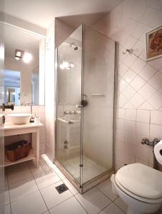 uma casa de banho com um chuveiro, um WC e um lavatório. em Exclusive Apartment in Recoleta BN4 by Apartments Bariloche em Buenos Aires