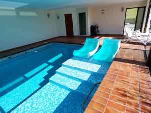 BerniaにあるSpacious detached villa on the Costa Blanca with heated pool and beautiful viewの- スイミングプール(ブルーチェア付)