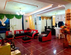 - un salon avec des meubles rouges et noirs dans l'établissement Amplio y cómodo departamento con garage, à Puyo