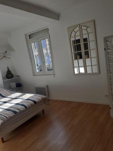 เตียงในห้องที่ Maison Natis à 400 metres à pieds de l'aéroport