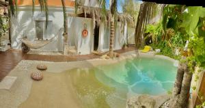 uma pequena piscina com rede num quintal em Casa Klod Ibiza em Cidade de Ibiza