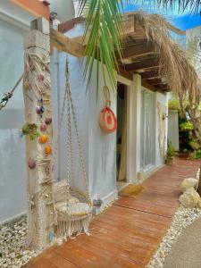 un porche de una casa con un columpio en Casa Klod Ibiza en Ibiza