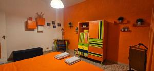 um quarto laranja com uma cama e um armário em La Casina di Jo em Siena