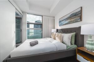 Säng eller sängar i ett rum på Stunning 1+Den Condo, Breathtaking Views