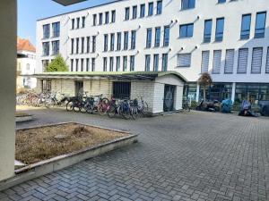 grupa rowerów zaparkowanych przed budynkiem w obiekcie City J&L Apartment Zentrale Lage we Fryburgu Bryzgowijskim
