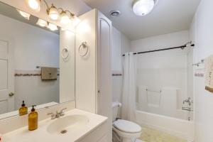 Ένα μπάνιο στο Fire Pit and Game Room Marshall Getaway with Views! +36 φωτογραφίες