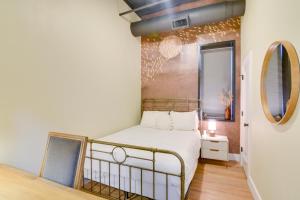 una piccola camera con letto e specchio di Trendy Galveston Getaway - Walk to Downtown! a Galveston