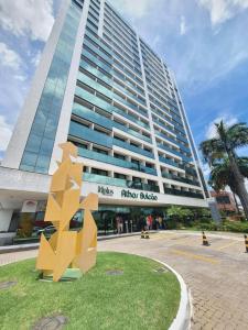 a building with a sculpture in front of it at Athos Bulcão Cobertura Duplex 2 Quartos By Rei dos Flats in Brasilia