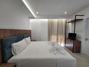 クサミルにあるPrestige Hotelのベッドルーム(ベッド1台、テレビ付)
