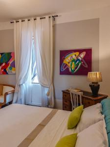 Schlafzimmer mit einem Bett und einem Fenster in der Unterkunft Artesia - Junior Suite in Angellara