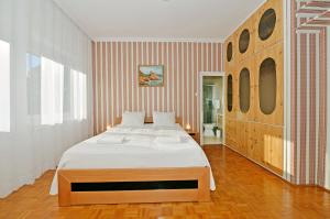 ein Schlafzimmer mit einem großen Bett in einem Zimmer in der Unterkunft Blackbird Apartment in Balatonfüred