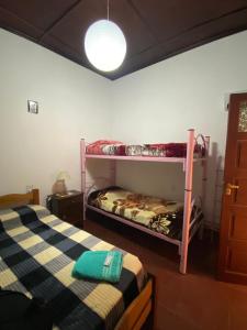 1 dormitorio con 2 literas y lámpara en Keka en Tilcara